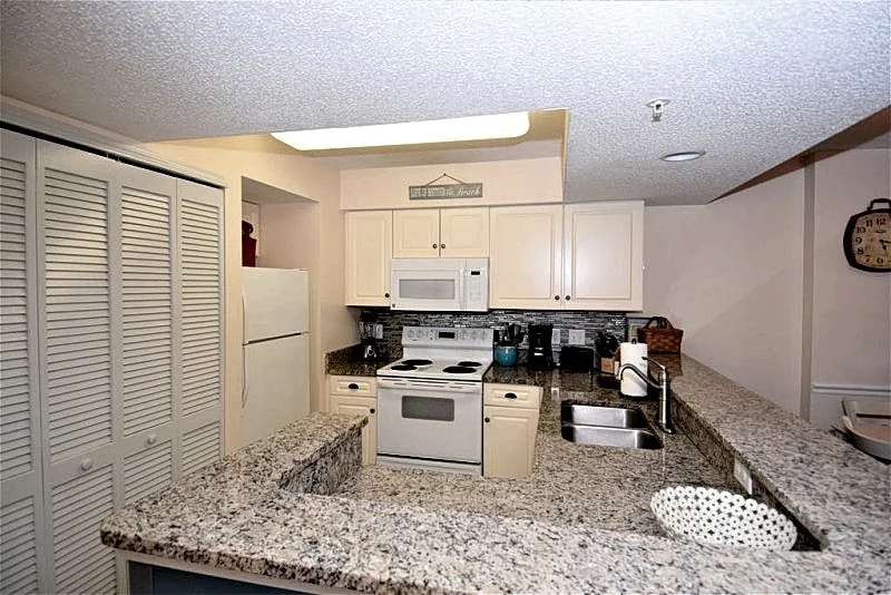 Clean, cozy and so comfortable! This sweet condo is offered below resort rates! in Myrtle Beach, South Carolina, United States — photo 4