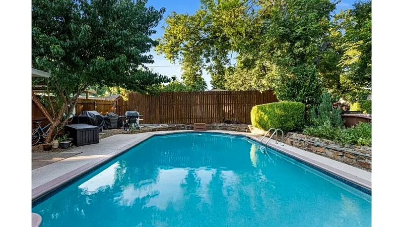 Big Pool & Patio Oasis w/ Hot Tub. Spacious Fun Home! Southwest Dallas suburb in Duncanville, Texas, United States — photo 4