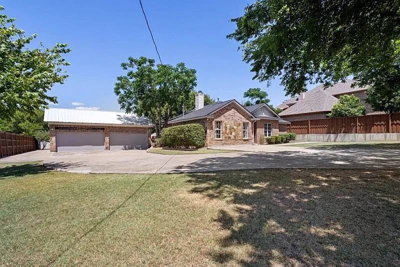 Gated House with Big Patio on 1 acre lot - Sleeps 20. Special for Events!!! in Dallas, Texas, United States — photo 2