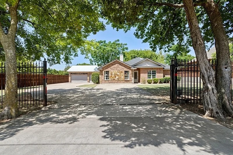 Gated House with Big Patio on 1 acre lot - Sleeps 20. Special for Events!!!