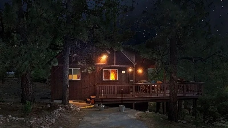 Authentic big bear cabin, close to lake/village, great couple's getaway in Big Bear Lake, California, United States — photo 2