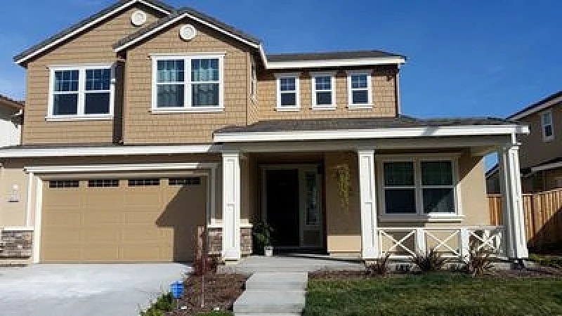 Luxurious Sunny 1BedBath,Beautiful hill view from room & bay view from backyard