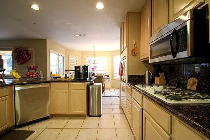 Large 5 bedroom Pool Home Private Gated Community Tennis Courts close to Golf in Palm Desert, California, United States — photo 5
