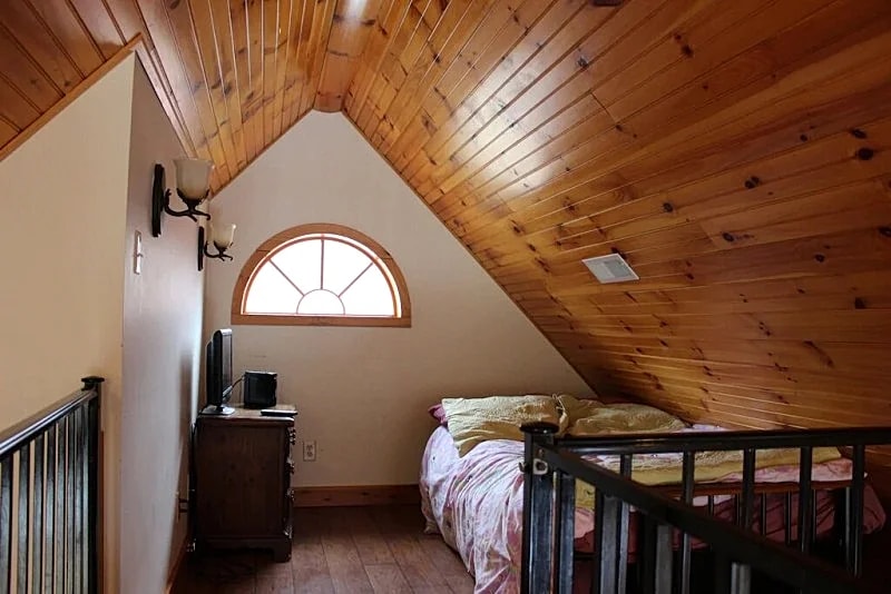 Newer Lakefront Log Cabin w/ Beautiful Water Views, 3-4 Br Plus Loft, Catskills in Coxsackie, New York, United States — photo 3
