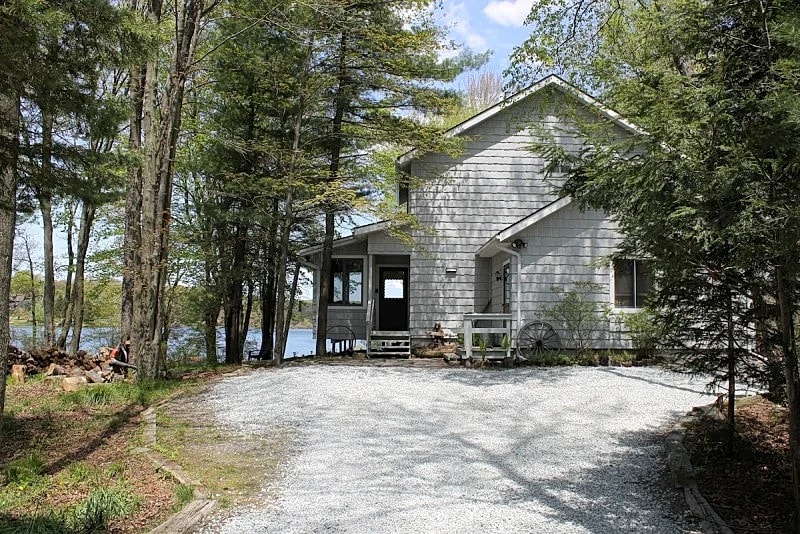 Lakefront Pocono Retreat/Family & Pet Friendly/canoes/kayak/row boat/Fire pit! in Gouldsboro, Pennsylvania, United States — photo 5