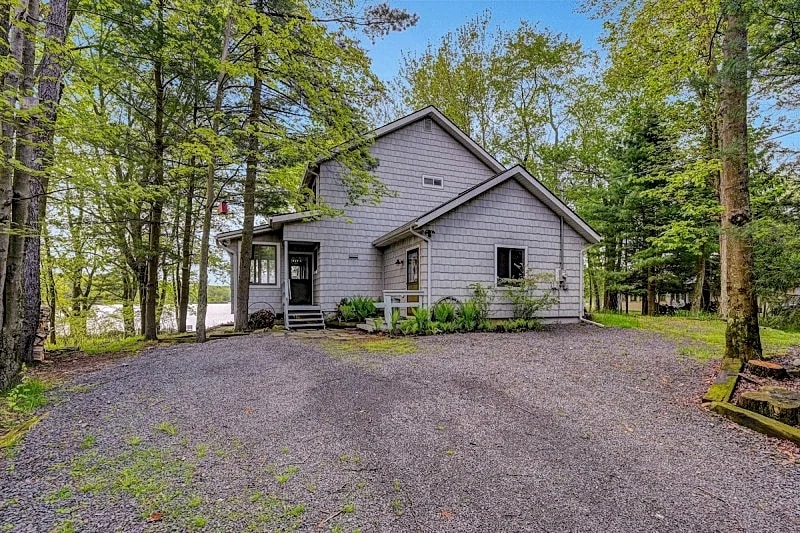 Lakefront Pocono Retreat/Family & Pet Friendly/canoes/kayak/row boat/Fire pit! in Gouldsboro, Pennsylvania, United States — photo 3