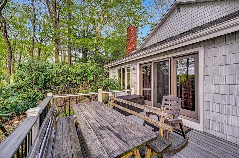 Lakefront Pocono Retreat/Family & Pet Friendly/canoes/kayak/row boat/Fire pit! in Gouldsboro, Pennsylvania, United States — photo 4