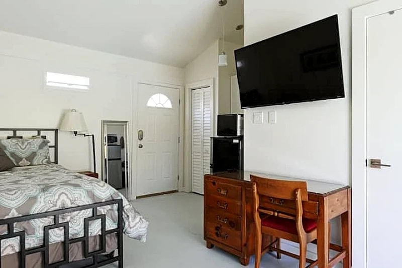 Light-filled studio w private patio, near beach! in Santa Monica, California, United States — photo 2