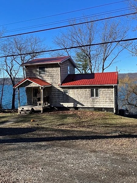 Lakefront cottage with private deck and dock, amazing porch with sunset views in Heritage Hills, New York, United States — photo 4