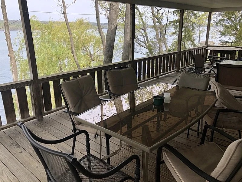 Lakefront cottage with private deck and dock, amazing porch with sunset views in Heritage Hills, New York, United States — photo 2