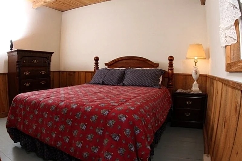Comfortable 1 Bedroom Cabin with Added Loft, Full Kitchen & LIving Area in St James, Missouri, United States — photo 3