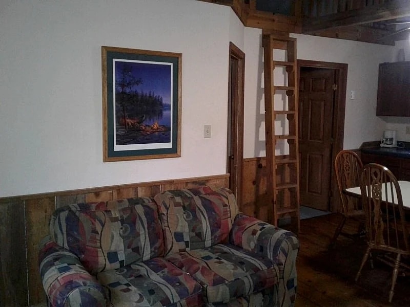 Comfortable 1 Bedroom Cabin with Added Loft, Full Kitchen & LIving Area in St James, Missouri, United States — photo 5