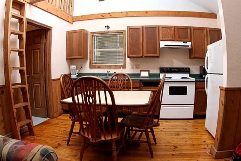 Comfortable 1 Bedroom Cabin with Added Loft, Full Kitchen & LIving Area in St James, Missouri, United States — photo 4