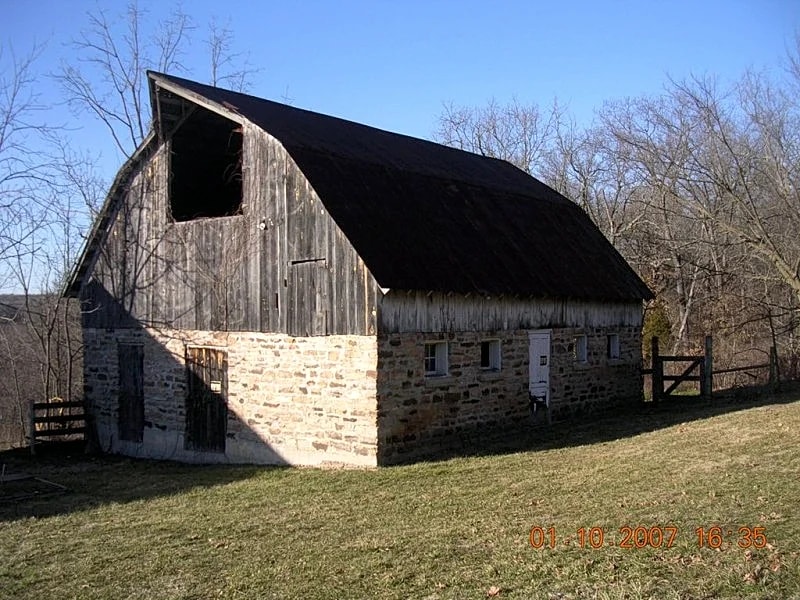 Spacious but cozy farmstead lodge has stone fireplace and sleeping for 9 to 10 in St James, Missouri, United States — photo 2