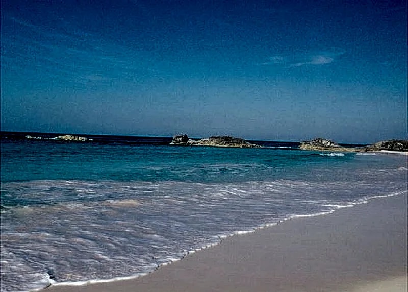 Beautifully relaxing Beach Front Cottage, Prime Banks Road Location in Eleuthera, Bahamas — photo 5