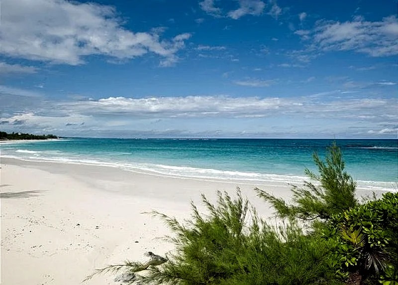 Beautifully relaxing Beach Front Cottage, Prime Banks Road Location in Eleuthera, Bahamas — photo 2