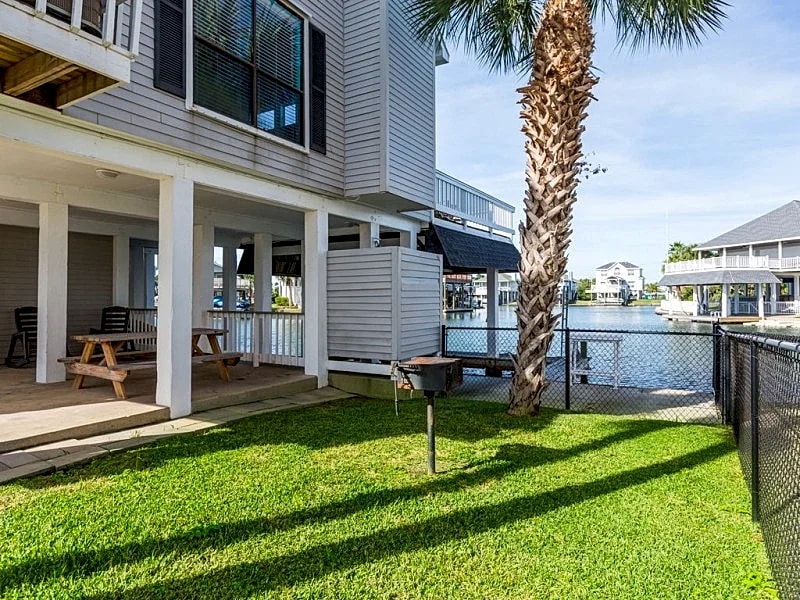 5? Waterfront paradise! Bikes/kayaks! Underwater fishing light. Kid/pet safe! in Galveston, Texas, United States — photo 5