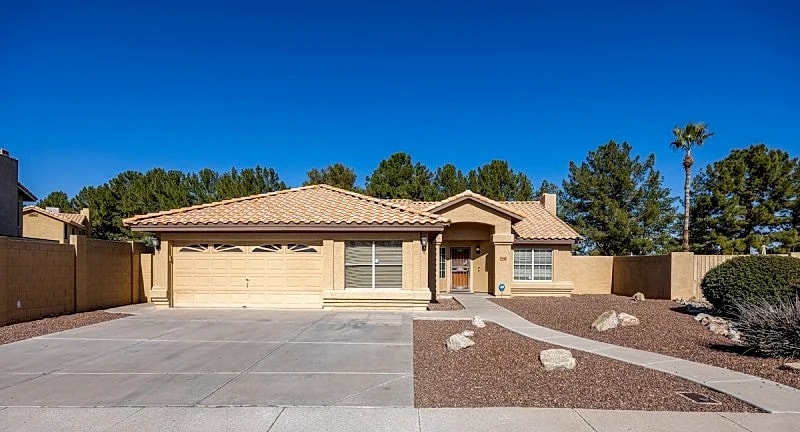 Family Fun Getaway. Sleeps up to 18, heated pool, basketball court in Peoria, Arizona, United States — photo 2
