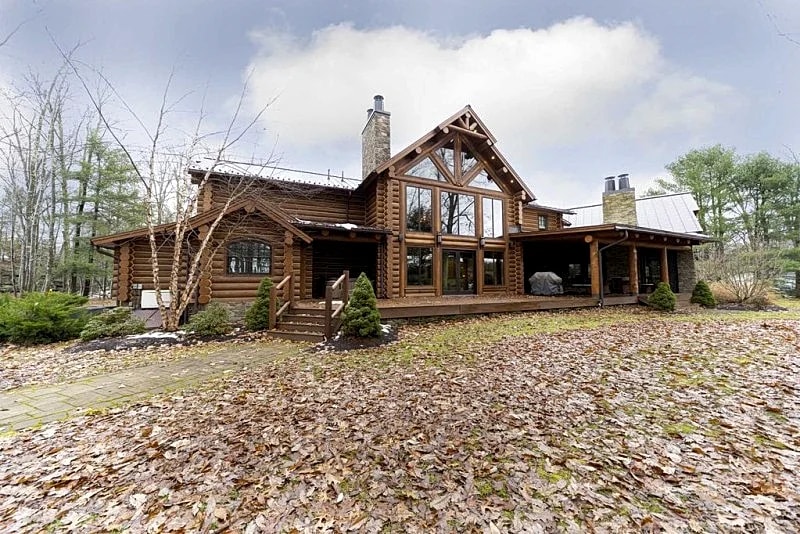 9,000 Sq Ft Authentic Log Home 2 miles from Lake Wallenpaupack –Sleeps 20
