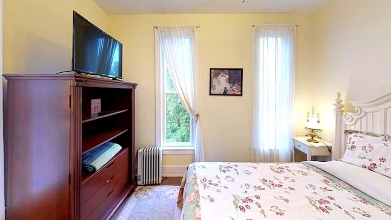 Holly Tree Room in Historic Hyde House B&B near Hocking Hills in Nelsonville, Ohio, United States — photo 5