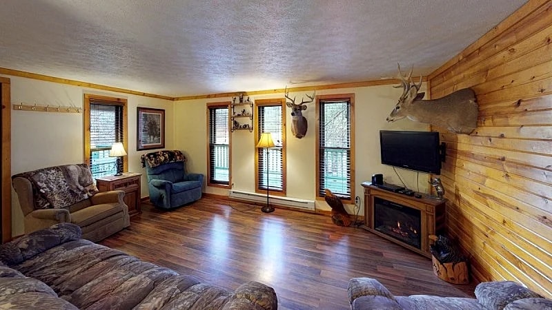 Hocking Hills Cabin Rental with hot tub and lake in Nelsonville, Ohio, United States — photo 4