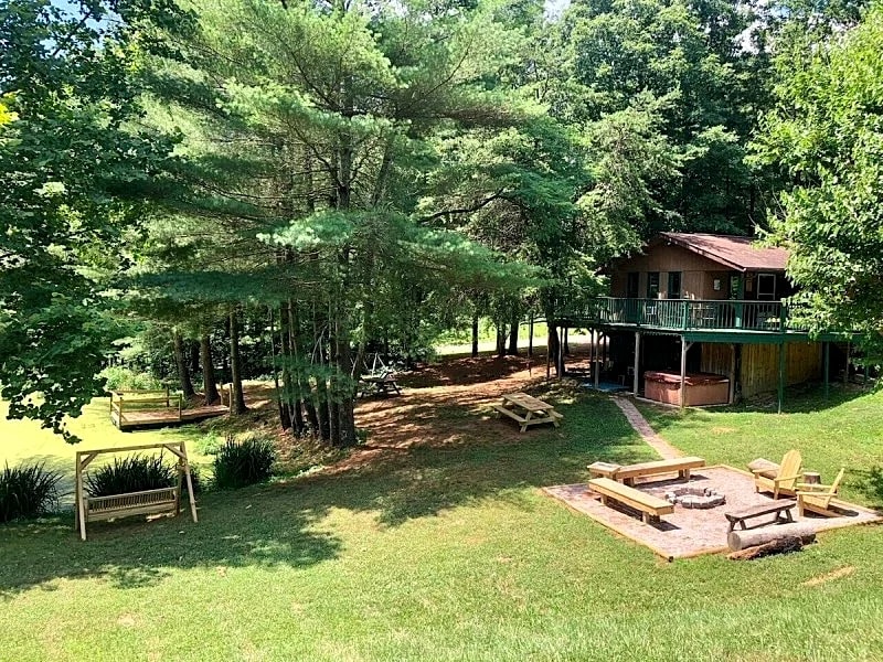 Hocking Hills Cabin Rental with hot tub and lake in Nelsonville, Ohio, United States — photo 3