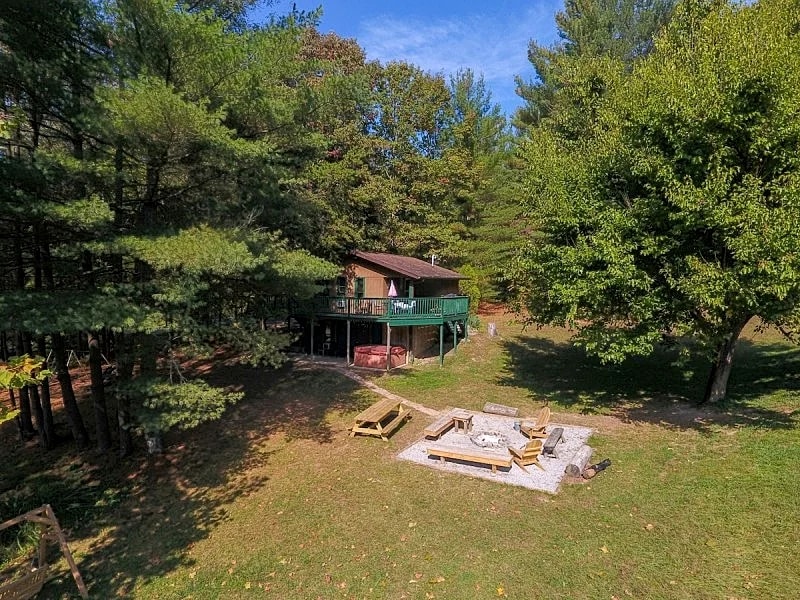 Hocking Hills Cabin Rental with hot tub and lake in Nelsonville, Ohio, United States — photo 2