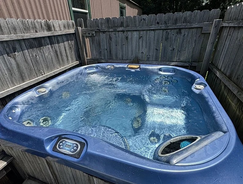 Charming Coyote Ridge Cabin w/ Private Hot Tub in Nelsonville, Ohio, United States — photo 4