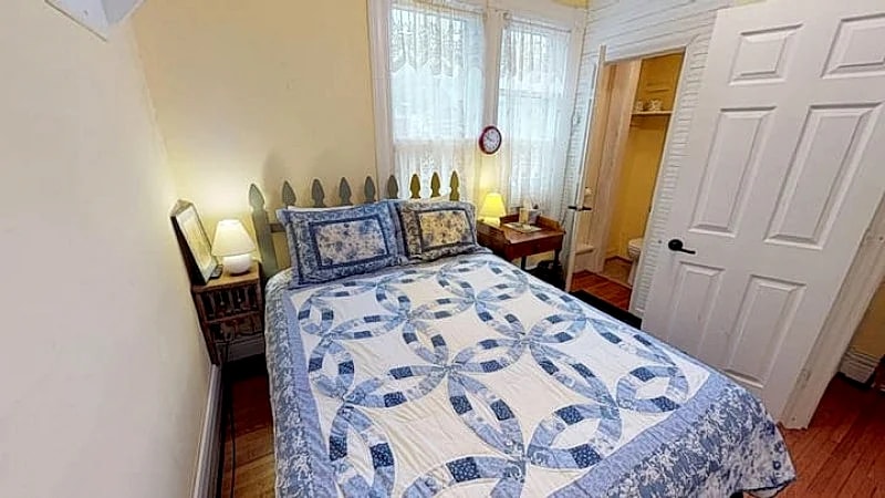 Posy Room Bed and Breakfast near Hocking Hills with Hot Tub in Nelsonville, Ohio, United States — photo 3