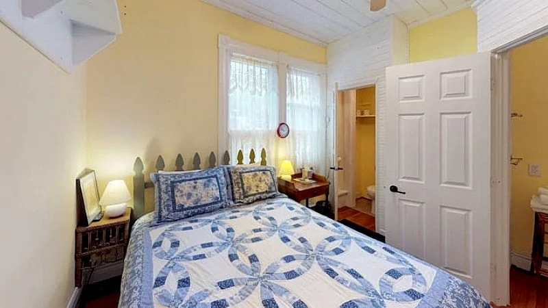 Posy Room Bed and Breakfast near Hocking Hills with Hot Tub in Nelsonville, Ohio, United States — photo 2