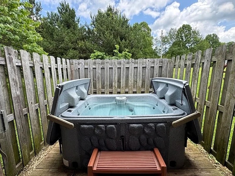 Cozy Hocking Hills Couples Cabin | Private Hot Tub in Nelsonville, Ohio, United States — photo 5