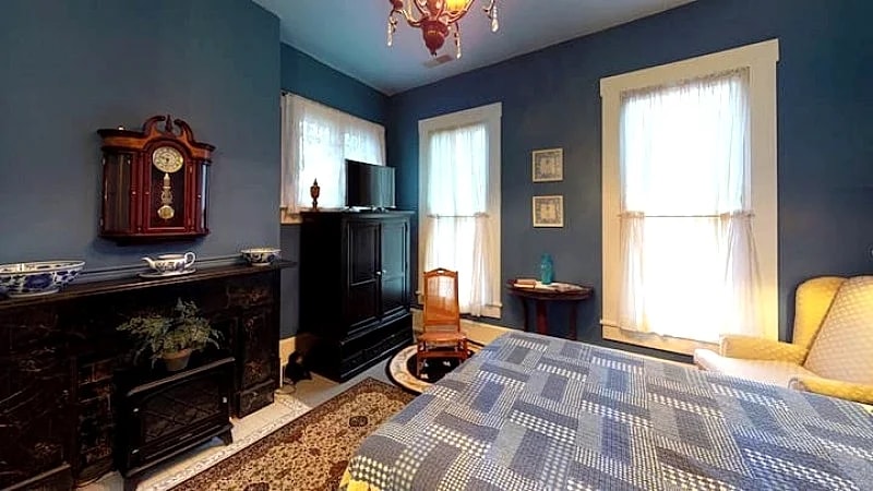 Holly Tree Room Bed and Breakfast w/ Hot Tub near Hocking Hills in Nelsonville, Ohio, United States — photo 2