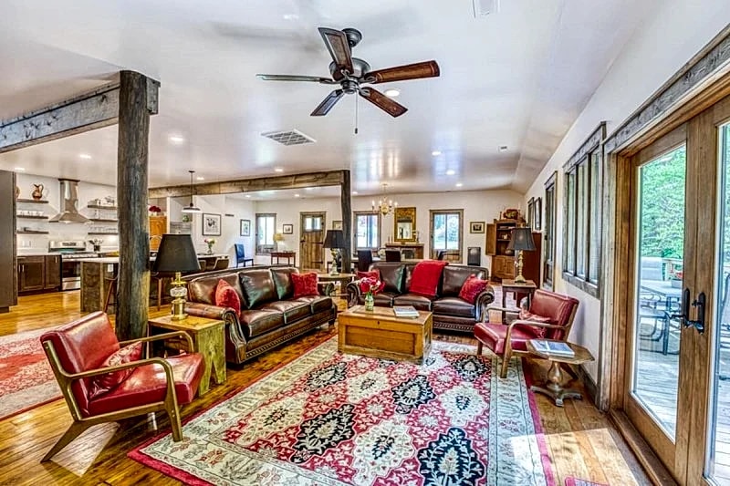 Modern Converted Barn,3 Kng Bdrms,3.5 Baths,Mtn Creek/Pool TBL/Deck Gas Fire TBL in Asheville, North Carolina, United States — photo 2