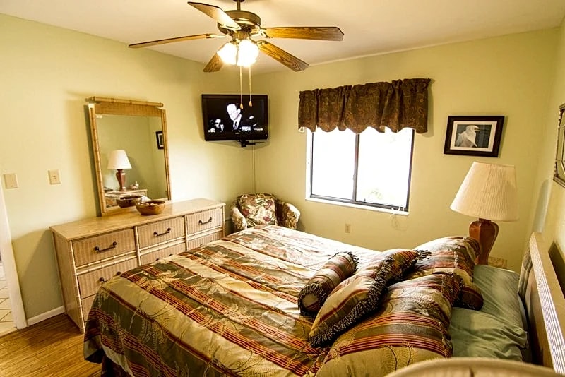 Breathtaking Sunsets Just Steps From Your Condo lic. 190813 in Fort Myers Beach, Florida, United States — photo 4