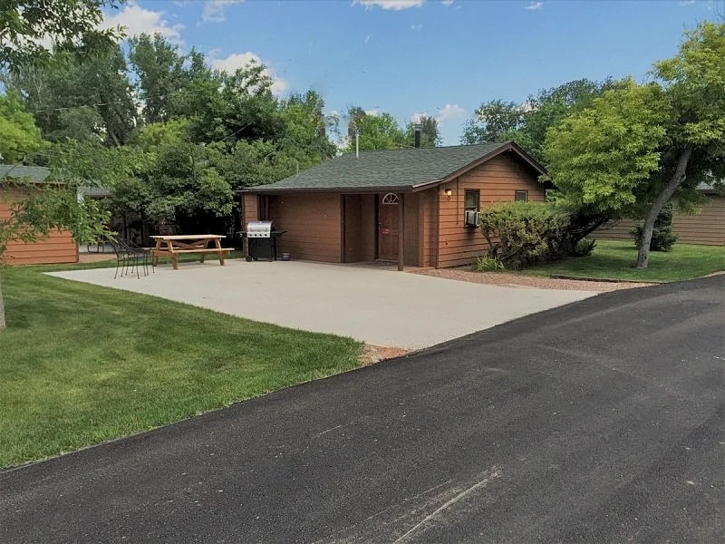 Studio Deluxe Cabin Thirty Minutes to Mt Rushmore - In Rapid City On Canyon Lake Thirty Minutes from Mt Rushmore