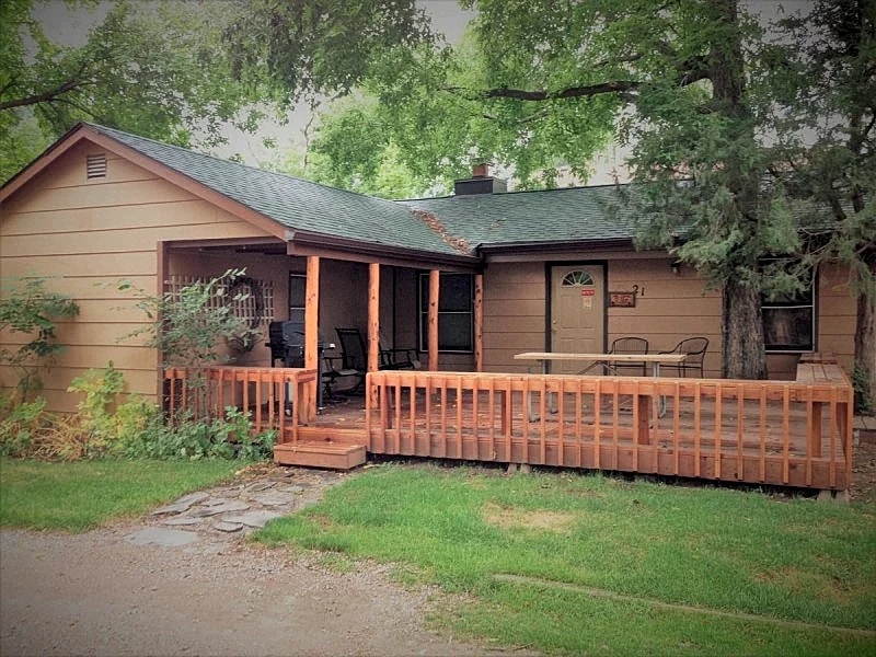 Clean and Comfortable Cabin Thirty Minutes from Mt Rushmore - In Rapid City On Canyon Lake Thirty Minutes from Mt Rushmore