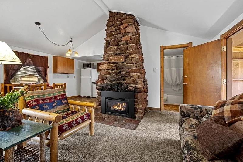 Clean and Comfortable Cabin Thirty Minutes from Mt Rushmore - In Rapid City On Canyon Lake Thirty Minutes from Mt Rushmore in Rapid City, South Dakota, United States — photo 4