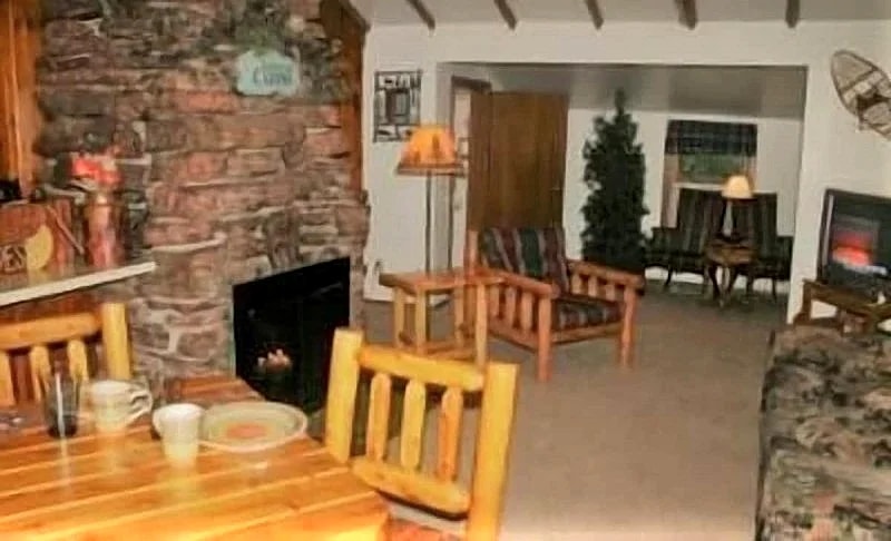 Clean and Comfortable Cabin Thirty Minutes from Mt Rushmore - In Rapid City On Canyon Lake Thirty Minutes from Mt Rushmore in Rapid City, South Dakota, United States — photo 3