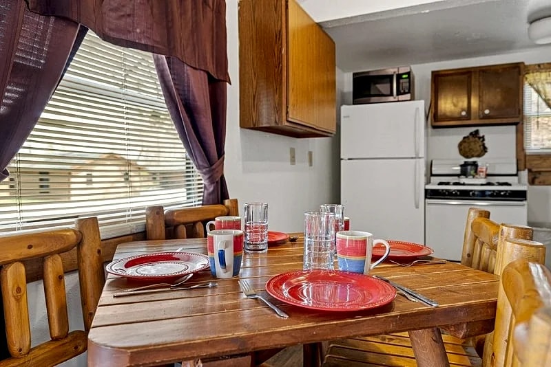 Clean and Comfortable Cabin Thirty Minutes from Mt Rushmore - In Rapid City On Canyon Lake Thirty Minutes from Mt Rushmore in Rapid City, South Dakota, United States — photo 5