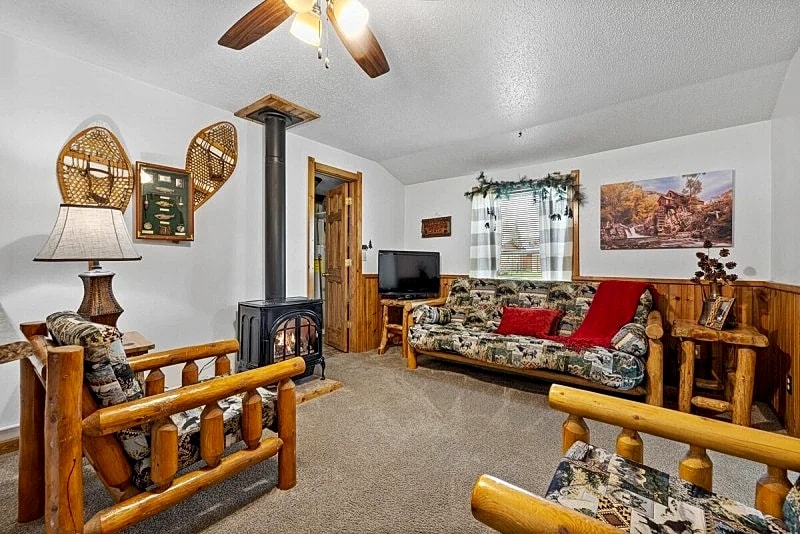 Country Feel - In Town Appeal Cottage - In Rapid City On Canyon Lake Thirty Minutes from Mt Rushmore in Rapid City, South Dakota, United States — photo 4