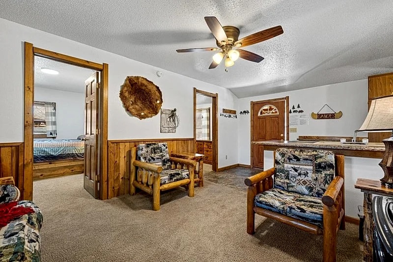 Country Feel - In Town Appeal Cottage - In Rapid City On Canyon Lake Thirty Minutes from Mt Rushmore in Rapid City, South Dakota, United States — photo 2