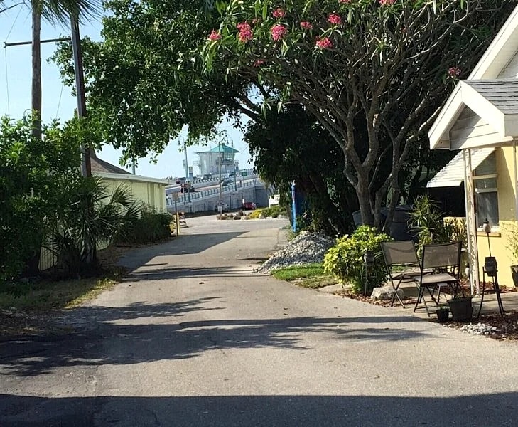 Alice's Beach Bungalows 2 Bedroom Home 500' to the Beach! in Treasure Island, Florida, United States — photo 5