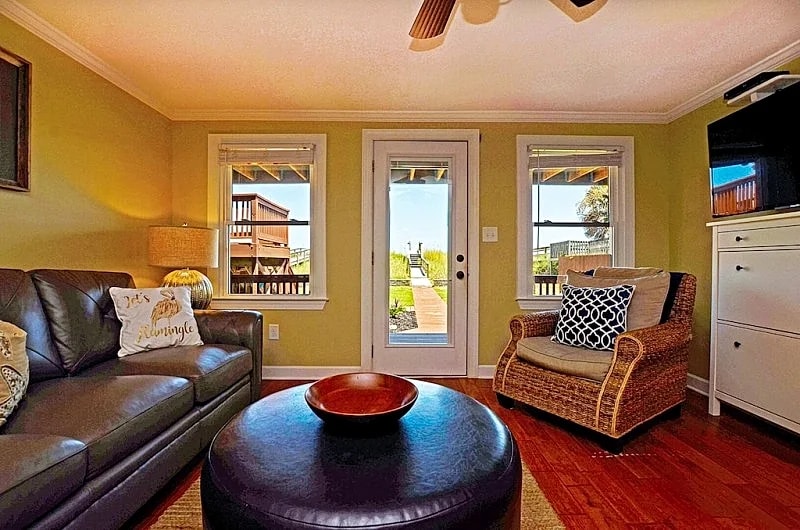 Ocean Front Property- New Upgraded Furnishings- Private Beach Access in Carolina Beach, North Carolina, United States — photo 2