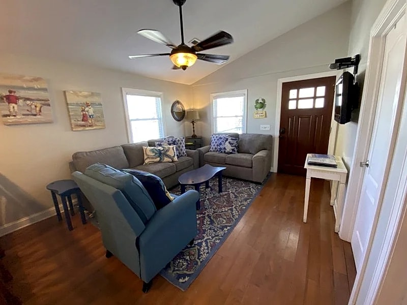 Luxury Beach Bungalow- Lots of upgrades- Free Wifi- Large yard and deck in Carolina Beach, North Carolina, United States — photo 5