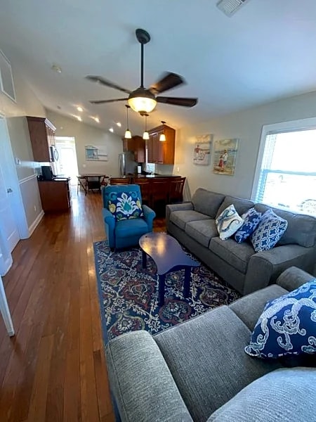 Luxury Beach Bungalow- Lots of upgrades- Free Wifi- Large yard and deck in Carolina Beach, North Carolina, United States — photo 4