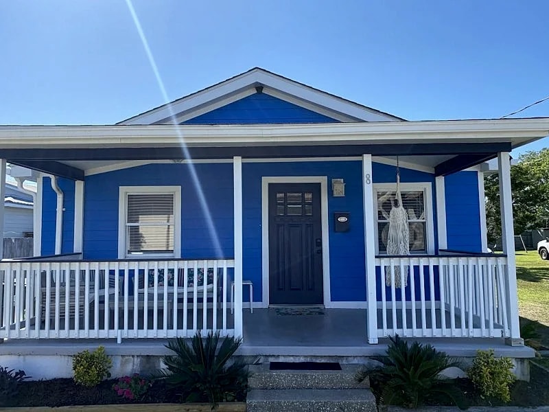 Luxury Beach Bungalow- Lots of upgrades- Free Wifi- Large yard and deck