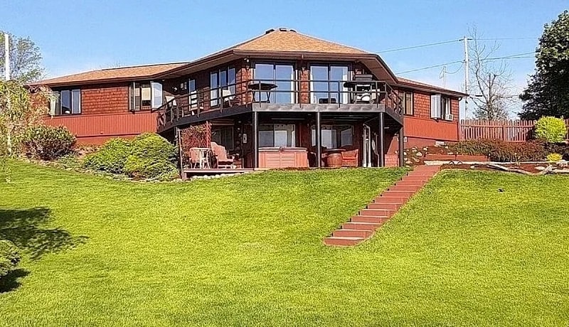 Right On the Niagara River - River Access Dock - Pool - Hot Tub - Firepit...more in Grand Island, New York, United States — photo 4