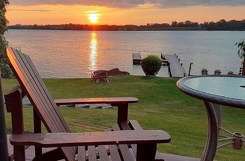 Right On the Niagara River - River Access Dock - Pool - Hot Tub - Firepit...more in Grand Island, New York, United States — photo 5