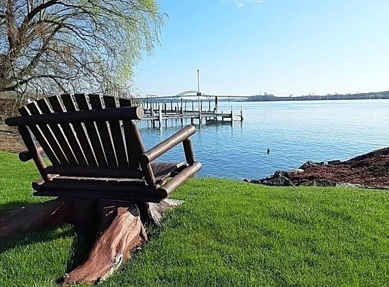 Right On the Niagara River - River Access Dock - Pool - Hot Tub - Firepit...more in Grand Island, New York, United States — photo 2