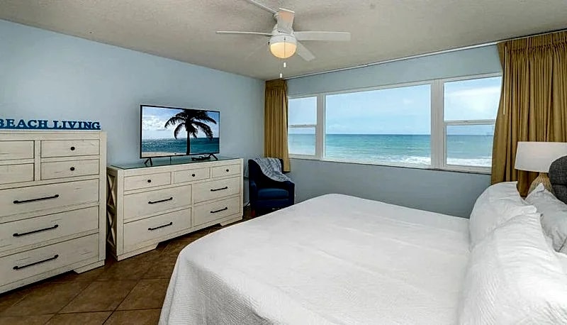 Direct Oceanfront - Beautifully updated - Excellent Ocean Views in Satellite Beach, Florida, United States — photo 5